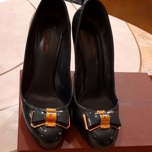 LOUIS VUITTON very dark green  heels